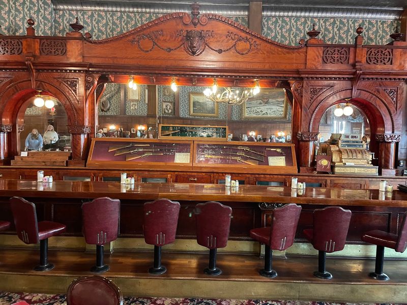 Yes, A Queen Really Sent That Gorgeous Bar Yes, A Queen Really Sent That Gorgeous Bar