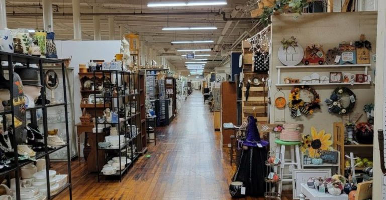 You Could Spend All Day Hunting Treasures At This North Carolina Antique Store