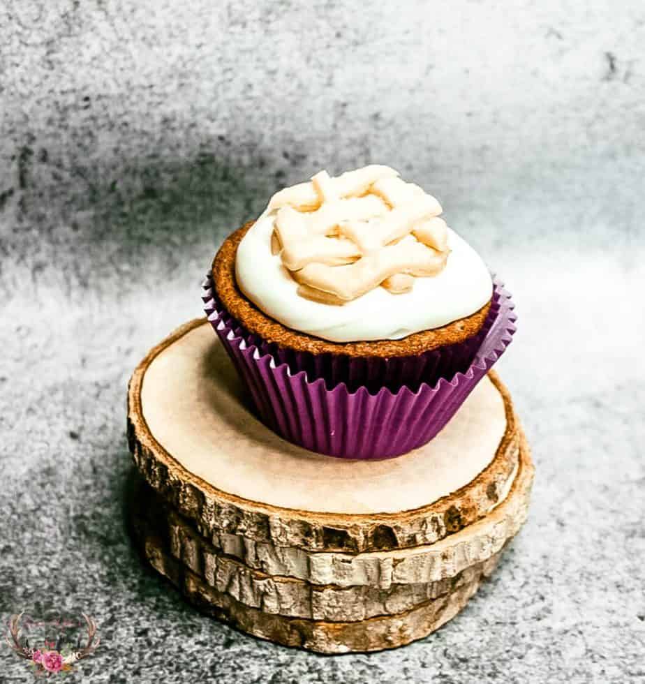Cute Cinnamon Apple Pie Cupcakes - Ever After in the Woods