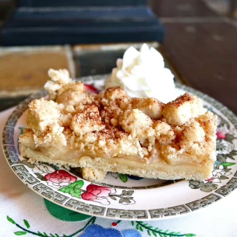 Easy Apple Crumb Cake