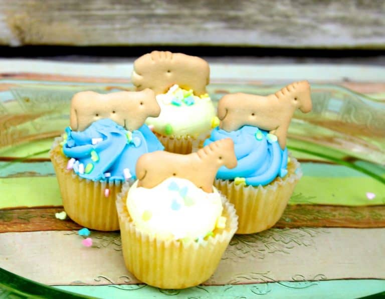 animal cracker baby shower cupcakes
