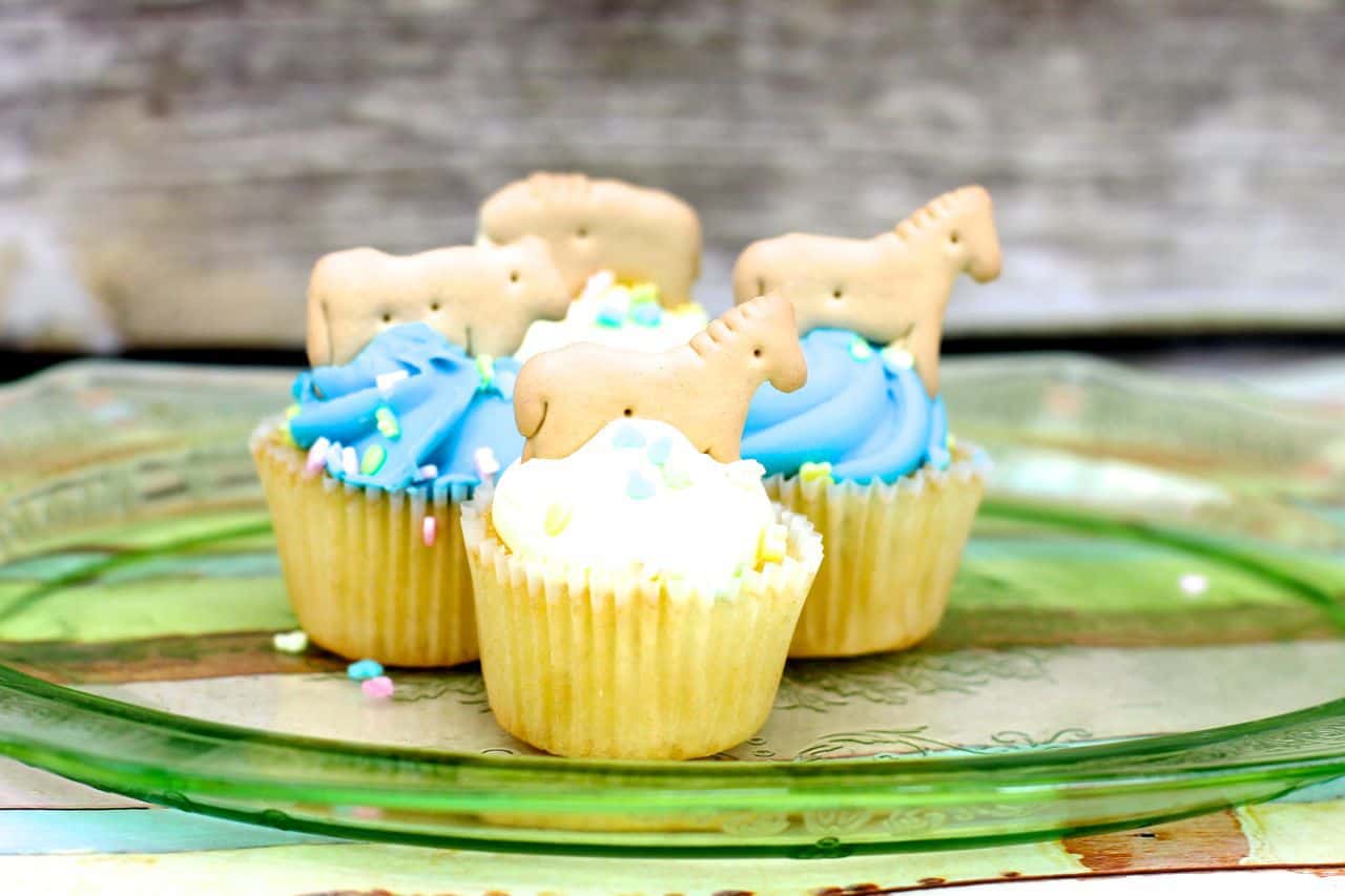 animal cracker baby shower cupcakes