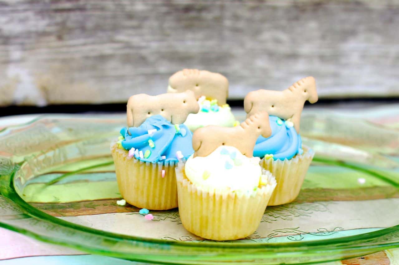 animal cracker baby shower cupcakes