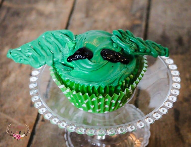 mandalorian cupcakes