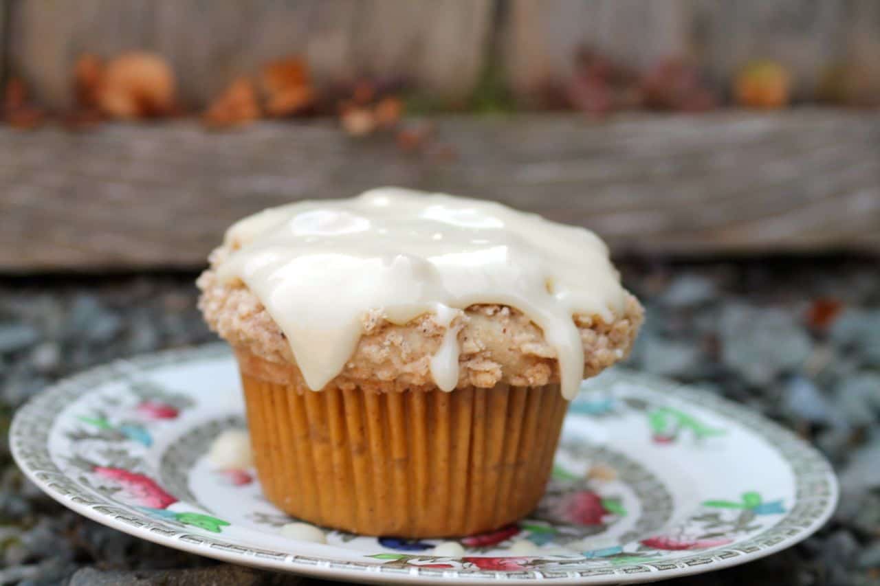 easy eggnog cupcakes muffins with streusal crumbs