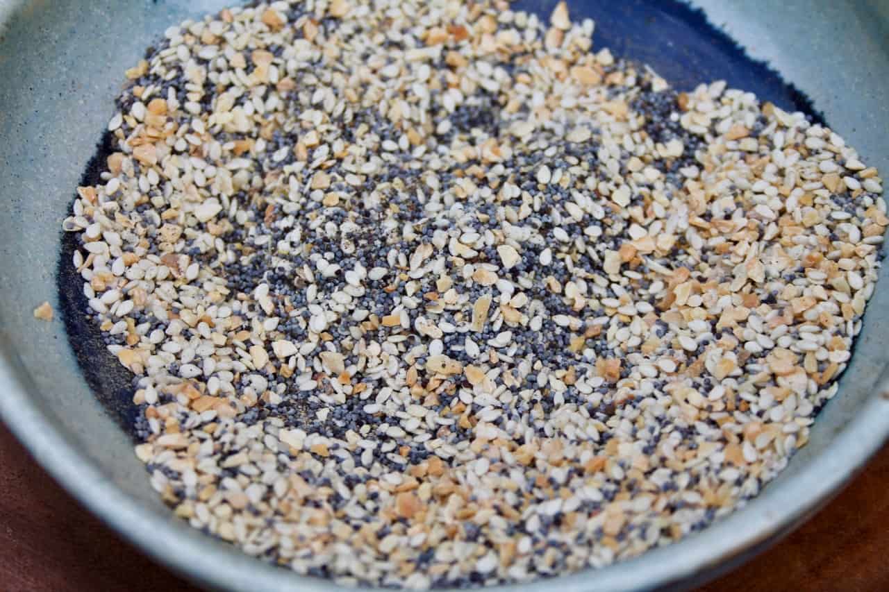 how to make an easy copycat everything but the bagel spice blend