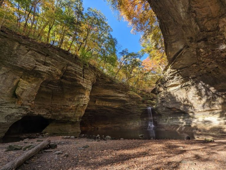 This Illinois State Park Has A Waterfall Canyon That Looks Nothing Like The Midwest