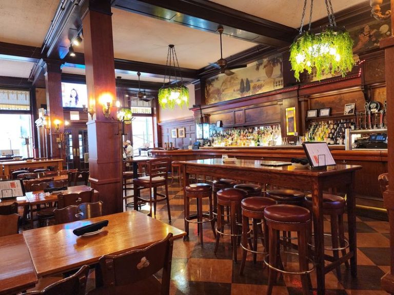 This Old-School Chicago Spot In Illinois Still Serves The Same German Schnitzel It Did In 1898