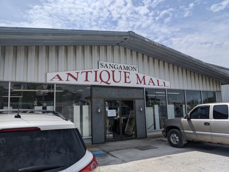 Wander Through 10 Illinois Antique Malls Where A Whole Day Of Treasure Hunting Costs Next To Nothing