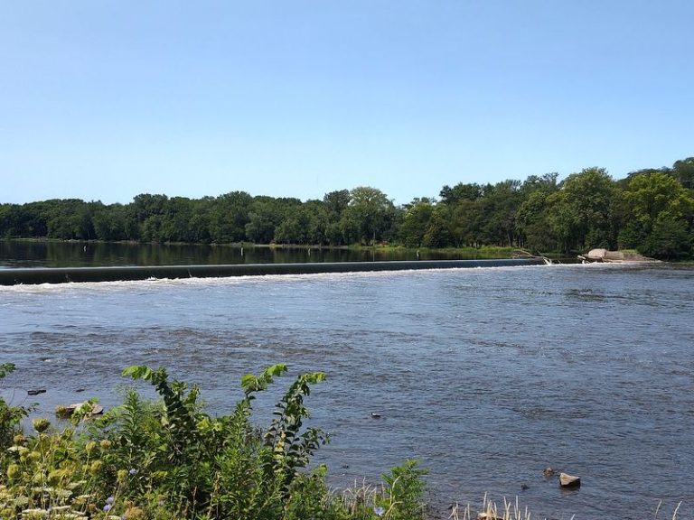 This Illinois River Town Has Riverfront Cafes And Antique Shops You Can Wander All Weekend