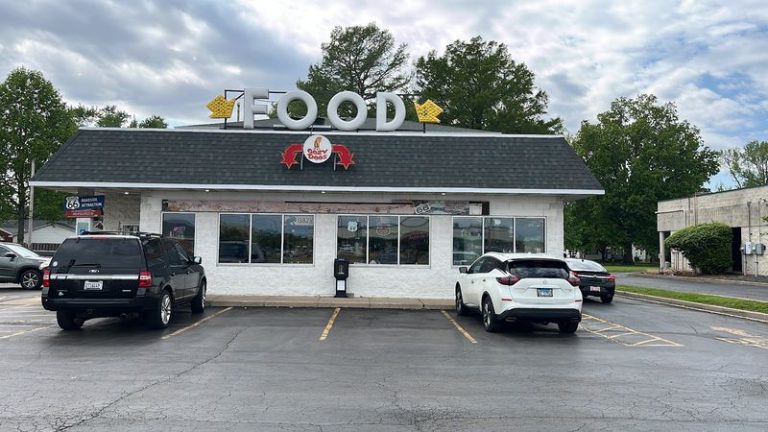 This Illinois Drive-In Still Grills Its Butter-Toasted Burgers At Carhops In Springfield