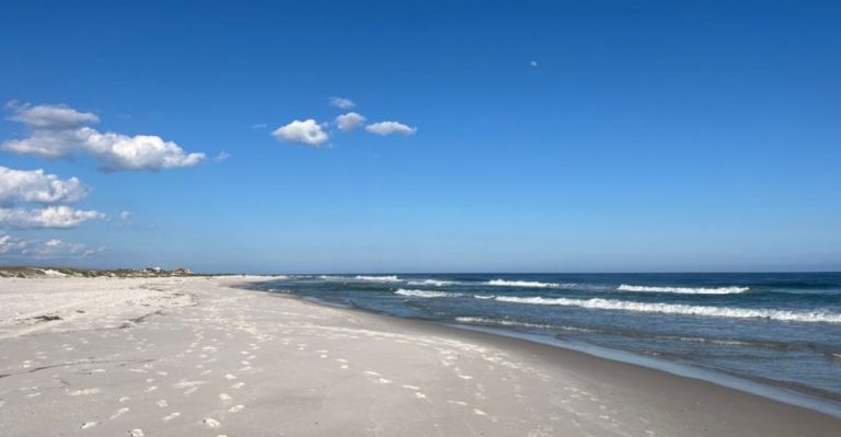 This Little-Known Alabama Beach Looks Like It Belongs In The Tropics