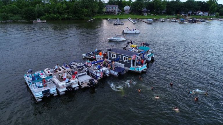 This Illinois Lake Town Turns A Weekend Into Boat Rides, Beaches, And Waterfront Dining