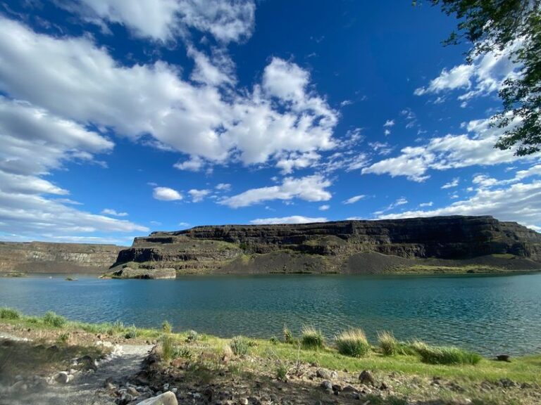 This Washington Desert Lake Has Water So Clear You See The Bottom And Trout Worth The Drive