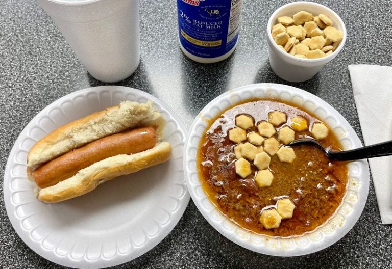 This Springfield, Illinois Chili Parlor Ladles Its Spicy ‘Chilli’ Over Oyster Crackers the Old-Fashioned Way