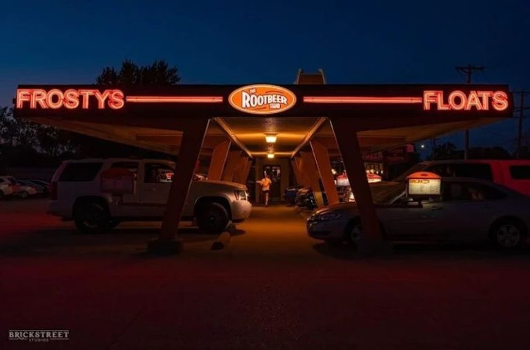 Here Are 8 Illinois Root Beer Stands Where The Frosty Mugs Still Come To Your Car
