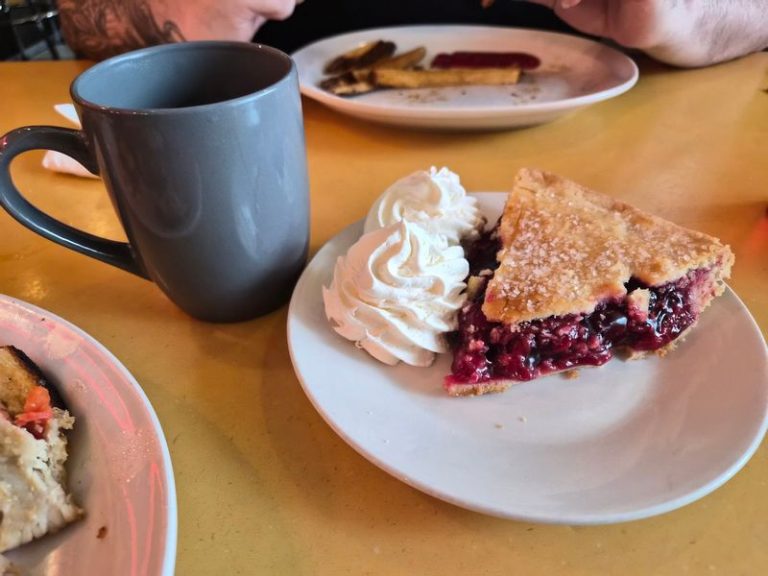10 Washington Pie Shops Where One Slice Is Basically A Whole Dessert