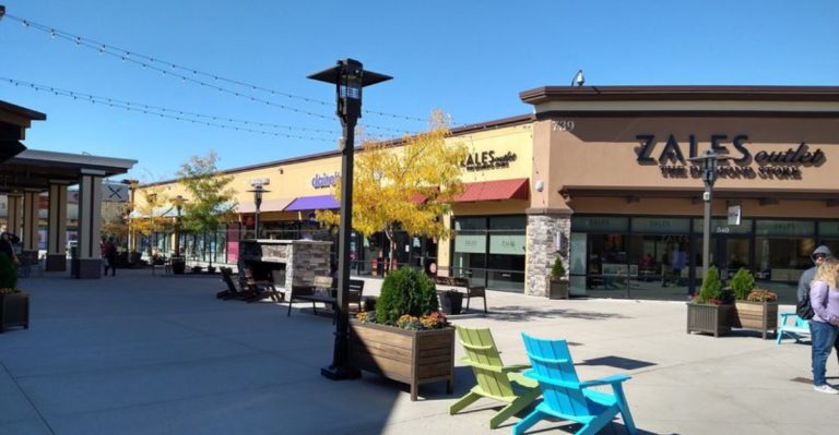 Why This Iowa Outlet Center Is A Favorite Among Weekend Deal Hunters