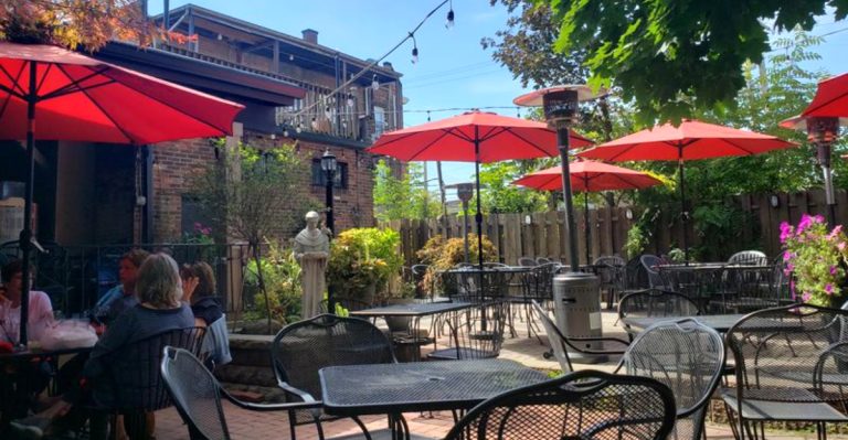 This Old-School Ohio Italian Restaurant Still Draws Serious Crowds (And For A Good Reason)