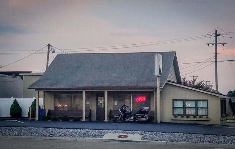 This Unassuming Illinois Diner Bakes Six Fresh Pies From Scratch That Locals Have Loved For Years