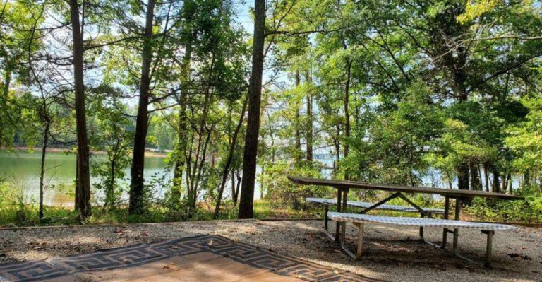 This Quiet Virginia Lake Town Looks Like The Perfect Summer Escape (If You Know Where To Go)