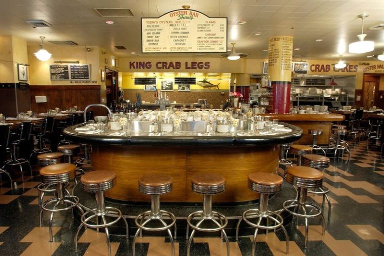 This Chicago Seafood Institution Serves Lobster That’s Worth the Drive