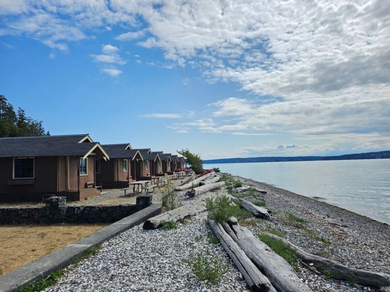 These 1930s Fishing Cabins Sit Right On Washington’s Shore For Far Less Than A Hotel