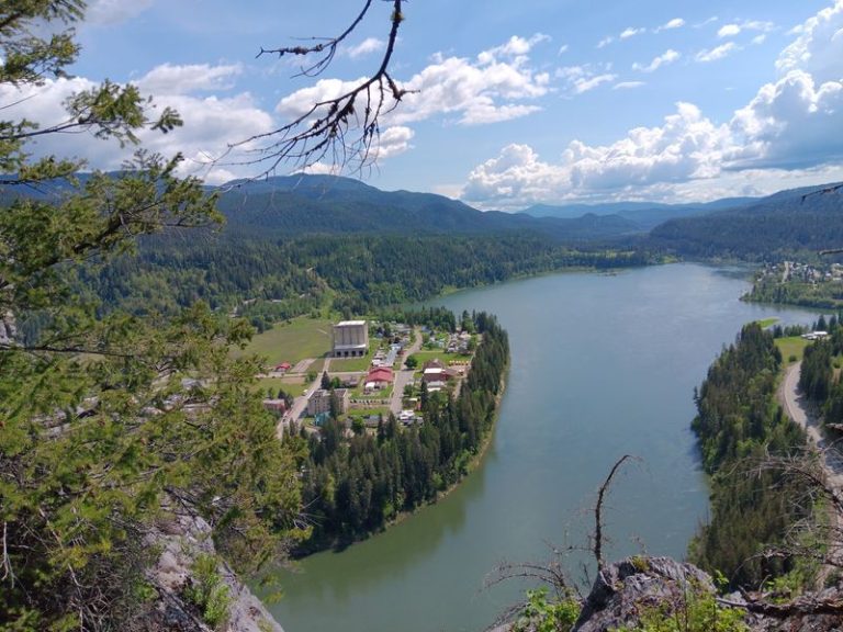 Rent Still Hovers Around $700 In This Quiet Washington Mountain Town Ringed By Peaks