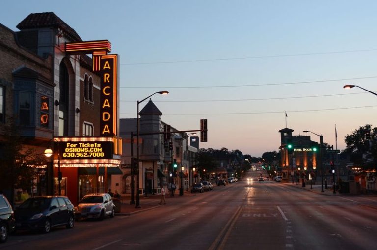 This Restored 1920s Illinois Theater Still Shows Movies Under Its Original Ceiling For Just A Few Dollars