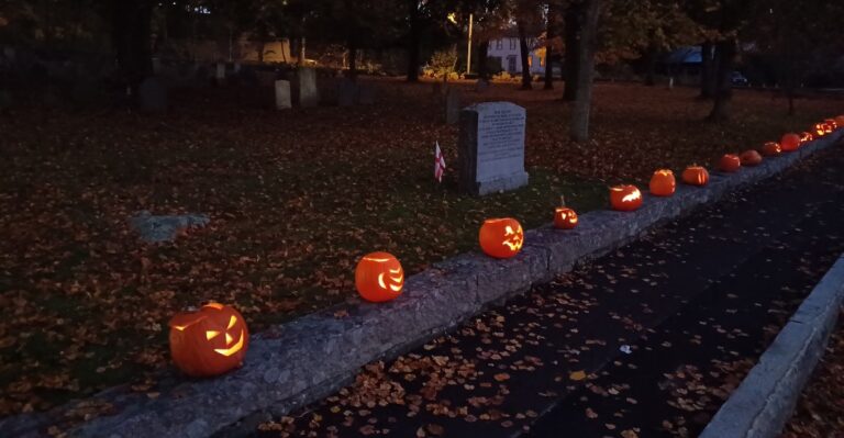Hundreds Of Glowing Jack-O’-Lanterns Will Transform This Historic Maine Cemetery On Halloween