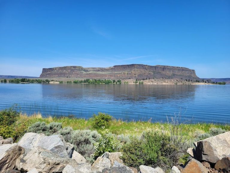 You’ll Swear It’s A Movie Set, But This Giant Lakeside Basalt Rock Is Pure Washington