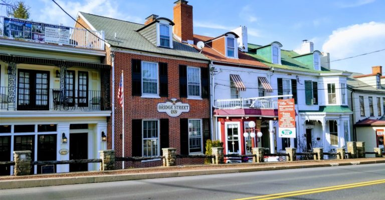 There’s A Funky Retro Town In Pennsylvania That Is Ideal For A Brisk Fall Walk