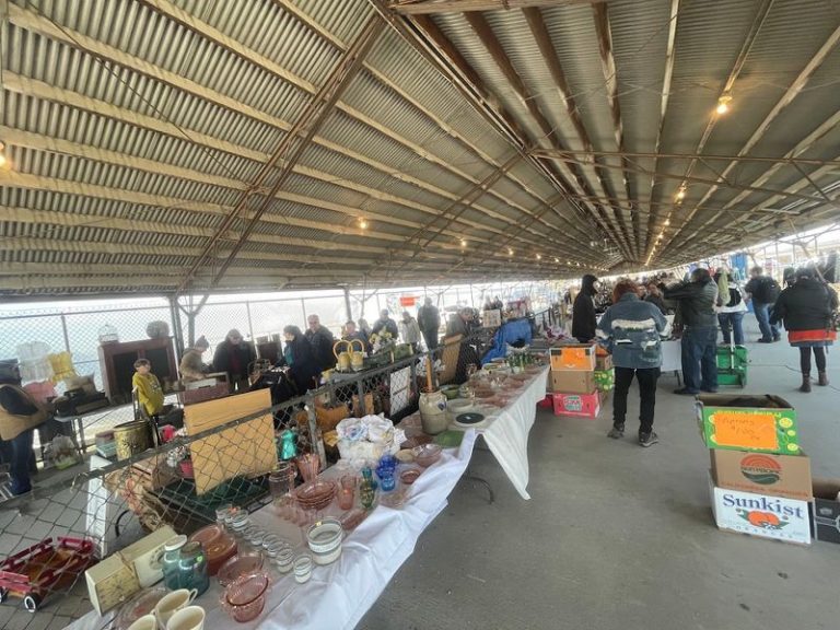 8 Huge Illinois Flea Markets Where A Small Budget Still Buys A Lot