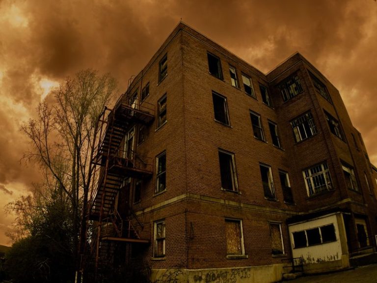 This Creepy Ghost Tour Through A Historic Washington Hospital Is Unforgettable This Fall