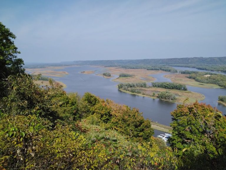 This Illinois River Town Lets You Paddle A Quiet Backwater Then Climb To A Bluff-Top Overlook