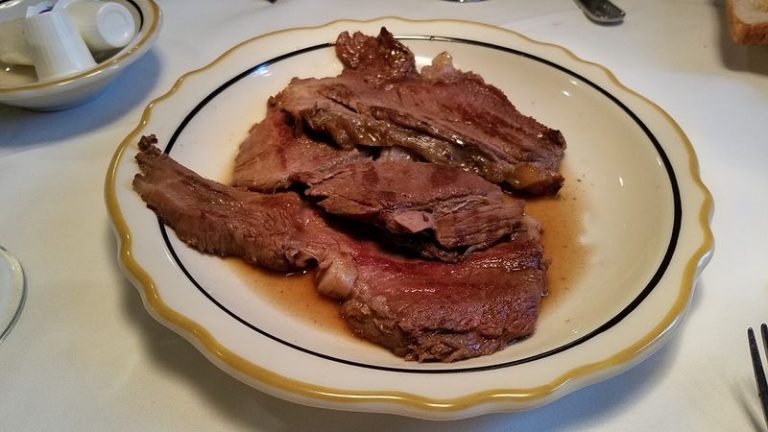 This Illinois Restaurant Slow-Roasts Its Prime Rib Until It Practically Melts Off The Fork