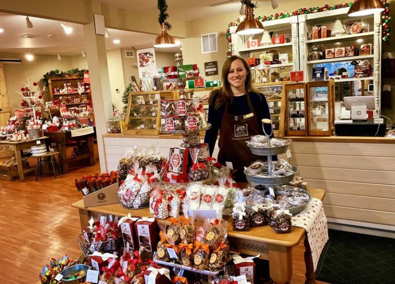 A Tiny Illinois Bakery In Long Grove Fills Its Chocolate-Covered Strawberries By Hand Every Morning