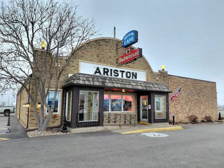 People Drive From All Over Illinois Just To Eat At This Iconic Route 66 Restaurant In Litchfield