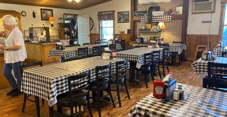 This Alabama Buffet Is Serving A Seafood Spread Big Enough To Feed A Crowd