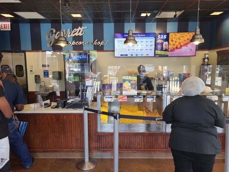 A Century-Old Illinois Popcorn Shop In Chicago Still Bags Caramel Corn From A Copper Kettle