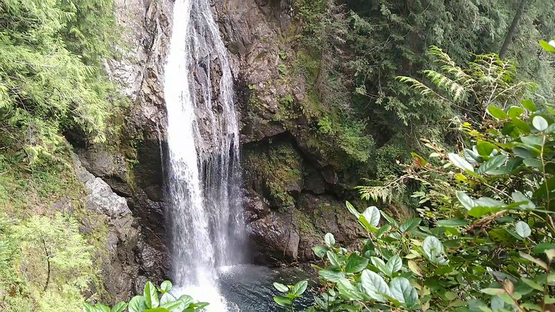An Easy Washington Hike Ends At A Towering Waterfall Taller Than A 20 ...