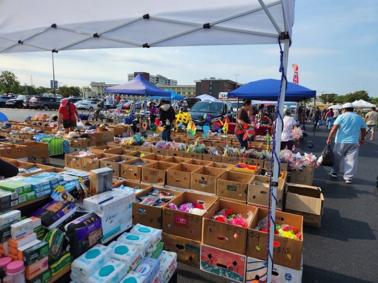 This Illinois Flea Market Has More Than 700 Vendors And Enough Finds For A Full Day