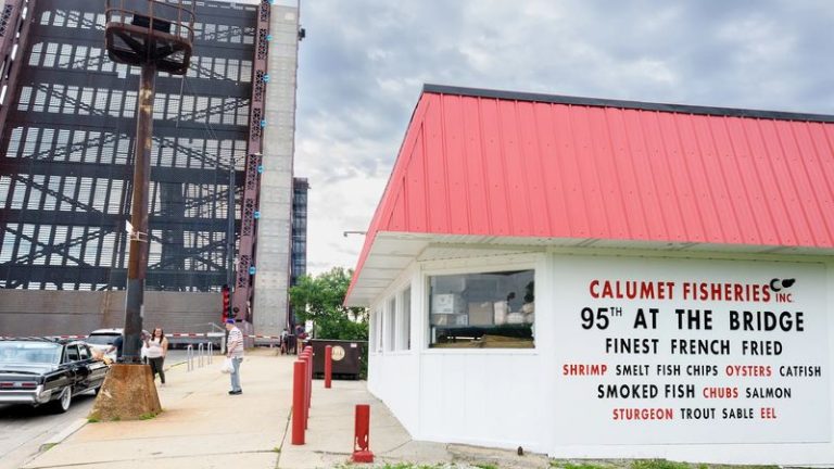This Illinois Fish House Fries Its Lake Perch Golden And Serves It Lakeside In Chicago