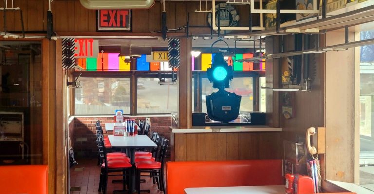 This Kansas Restaurant Sends Your Burger To The Table By Train