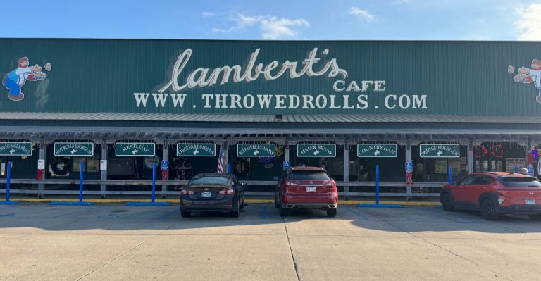 This Missouri Restaurant Still Tosses Hot Rolls Across The Dining Room