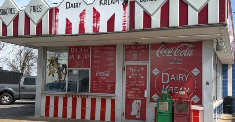 This Tiny Mississippi Burger Stand Has Locals Coming Back For Burgers And Shakes