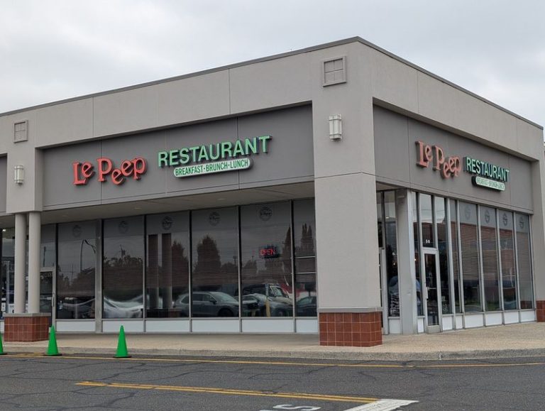 This Unassuming Peoria Diner Serves Yellow Gravy Over Biscuits That Locals Have Sworn By For Decades