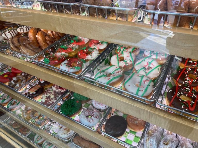 This Crystal Lake Bakery Has Been Frying Fresh Donuts Every Morning Since The 1970s