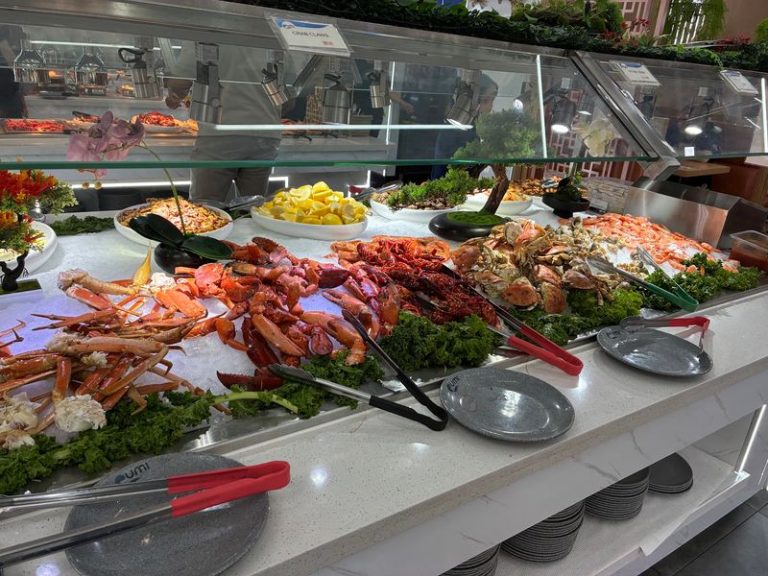 This All-You-Can-Eat Illinois Seafood Buffet Has Such A Huge Spread It’s Worth The Wait