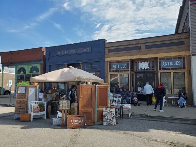 This Illinois River Town Turns Its Whole Main Street Into An Antique Lover’s Paradise